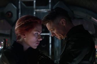 Scarlett Johansson und Jeremy Renner in eienr Szene von "Avengers: Endgame".