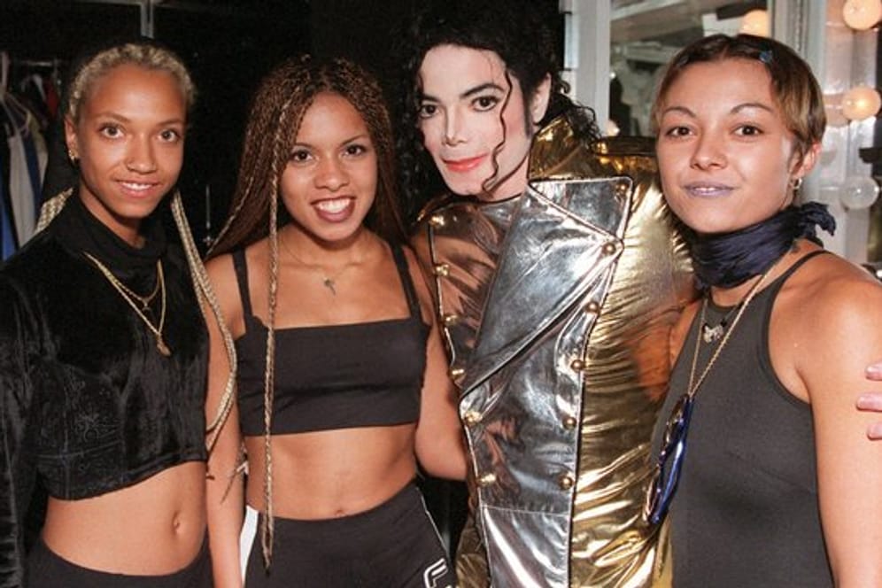Michael Jackson vor seinem Kölner Konzert 1997 mit Lee (l-r), Ricky und Jazzy von der deutschen Mädchen-Band Tic Tac Toe.