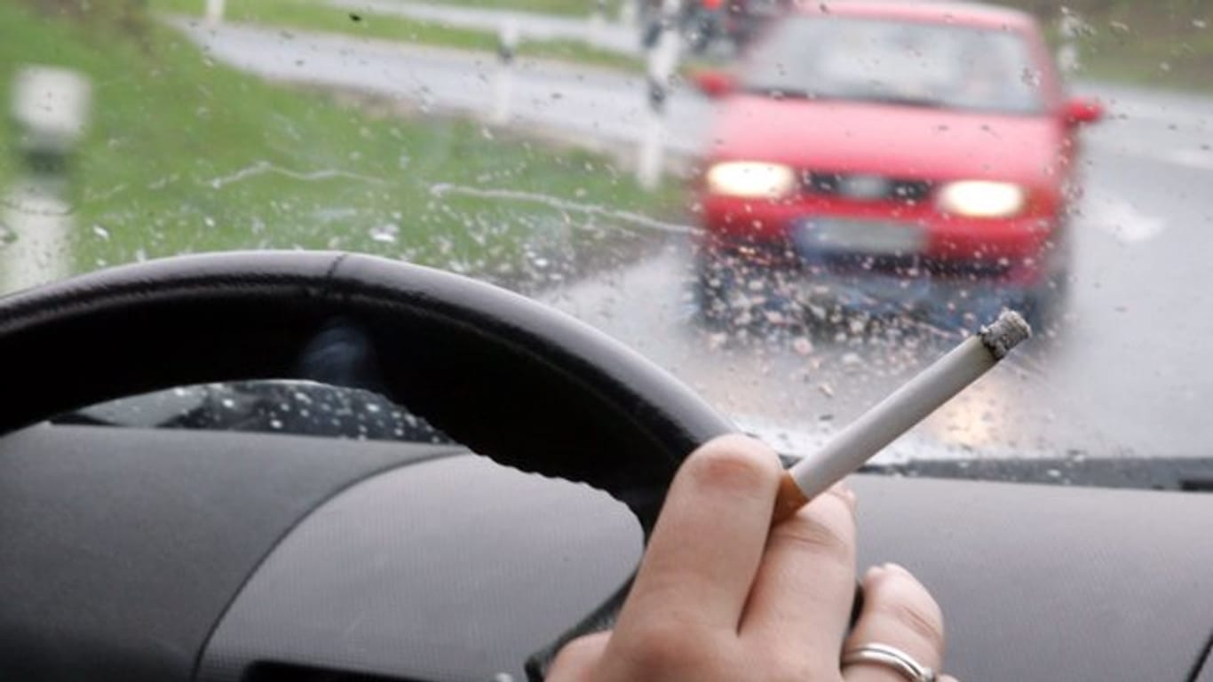 Autofahrerin raucht am Steuer: Zigaretten sollen zum Schutz von Kindern verboten werden.