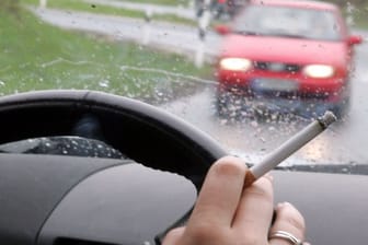 Autofahrerin raucht am Steuer: Zigaretten sollen zum Schutz von Kindern verboten werden.