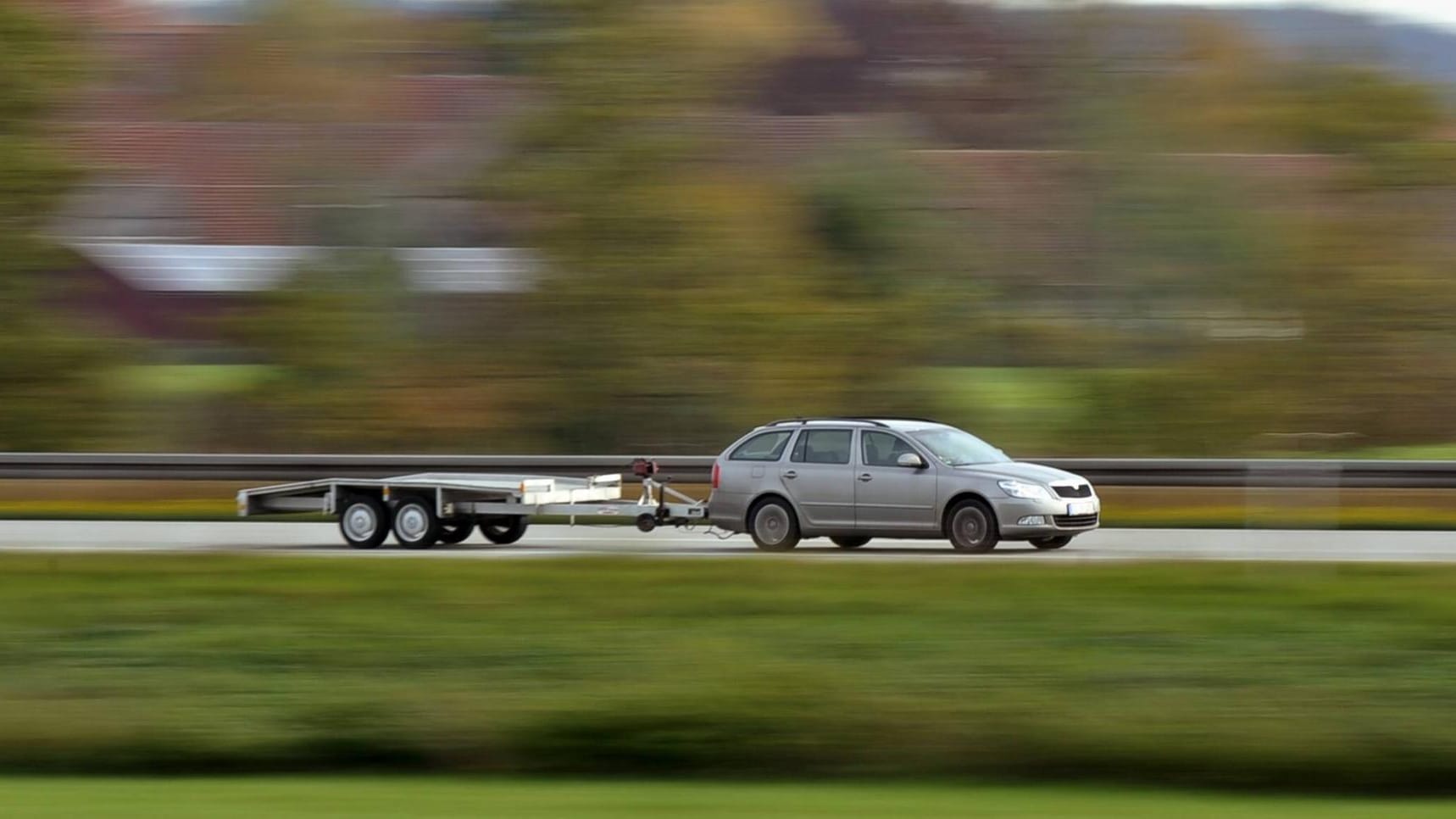 Auto mit Anhänger auf der Autobahn: Viele Modelle haben laut ADAC Mängel.