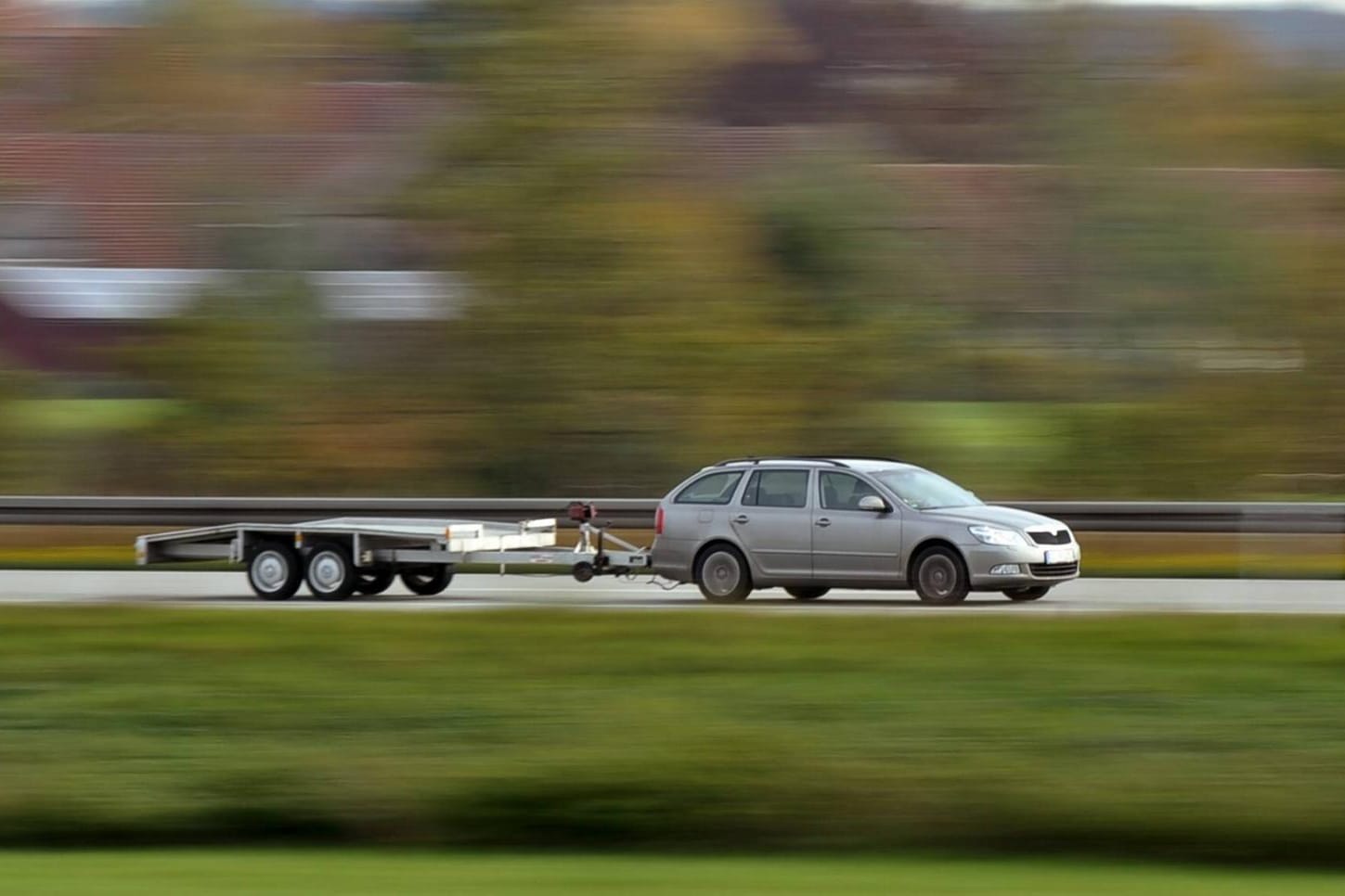 Auto mit Anhänger auf der Autobahn: Viele Modelle haben laut ADAC Mängel.