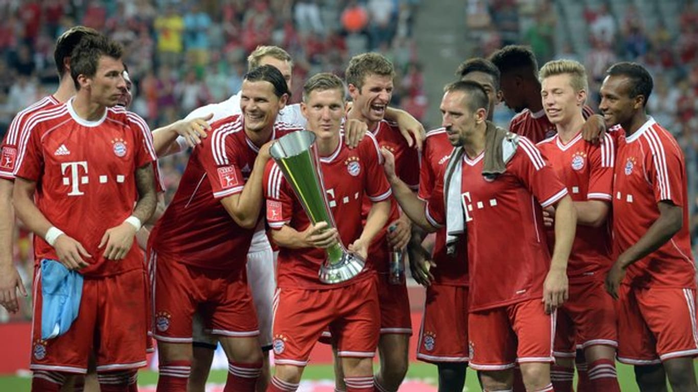 Dreimal konnte bisher der FC Bayern den Audi Cup gewinnen: 2013 posieren die Münchner mit der Trophäe.