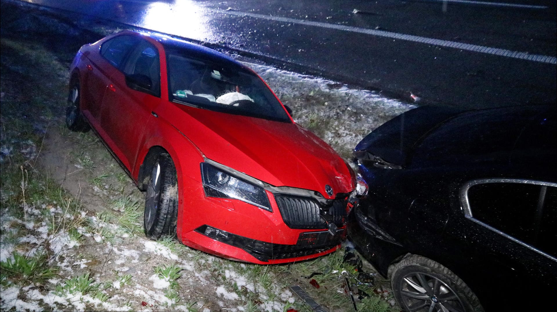 Beschädigte Fahrzeuge stehen an einer Unfallstelle auf der Autobahn 7: Der Schaden der zahlreichen Unfälle beläuft sich auf rund 100.000 Euro.