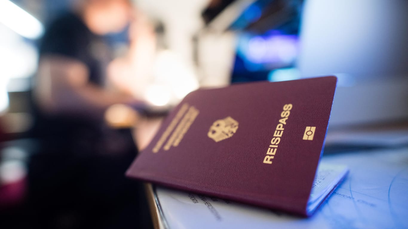 Ein deutscher Reisepass: Wer über seine Herkunft gelogen hat, soll künftig bis zu zehn Jahre nach der Einbürgerung seinen deutschen Pass verlieren können.