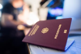 Ein deutscher Reisepass: Wer über seine Herkunft gelogen hat, soll künftig bis zu zehn Jahre nach der Einbürgerung seinen deutschen Pass verlieren können.