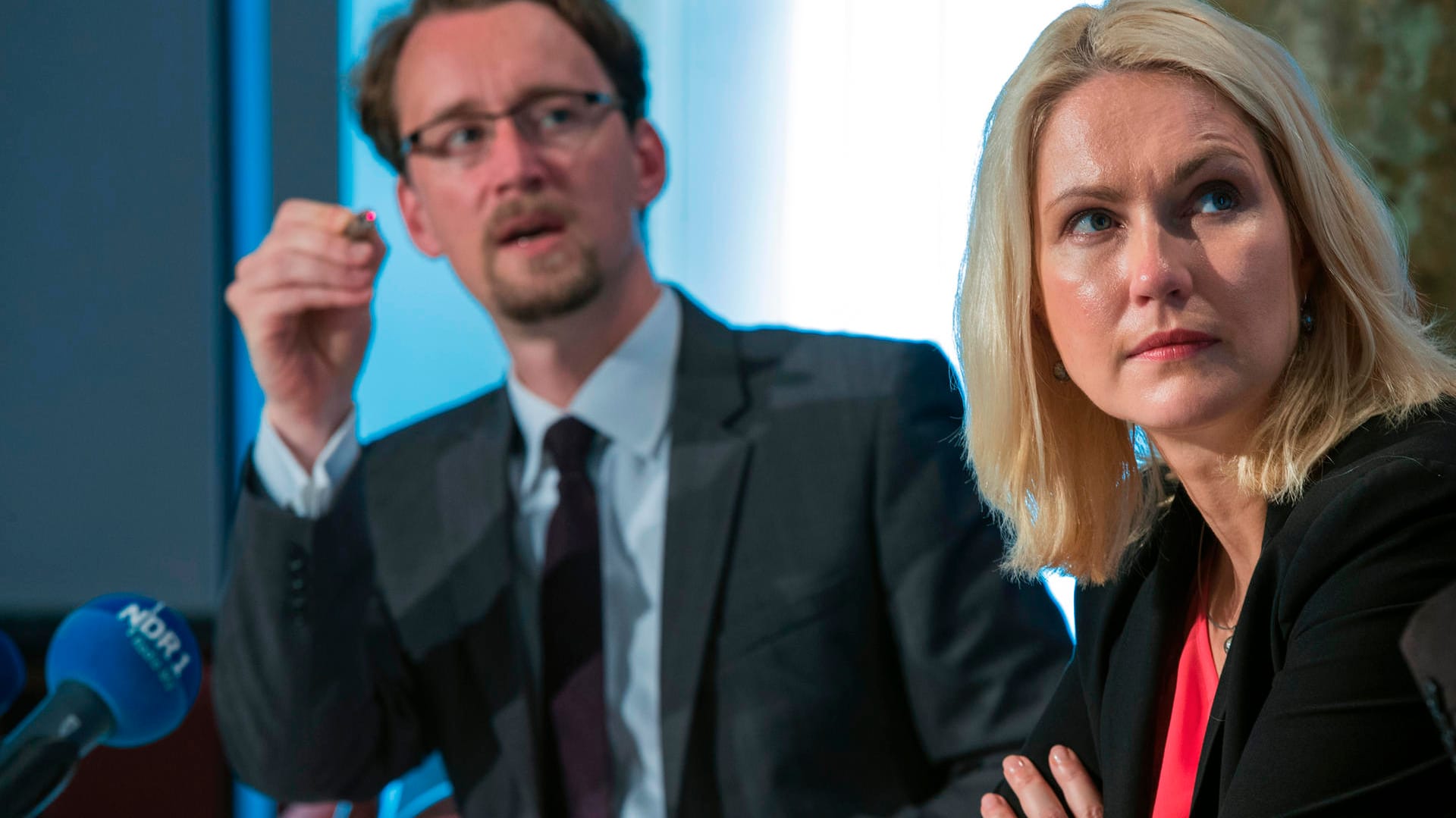 Der Finanzminister von Mecklenburg-Vorpommern, Mathias Brodkorb, neben Ministerpräsidentin Manuela Schwesig auf der Landespressekonferenz.