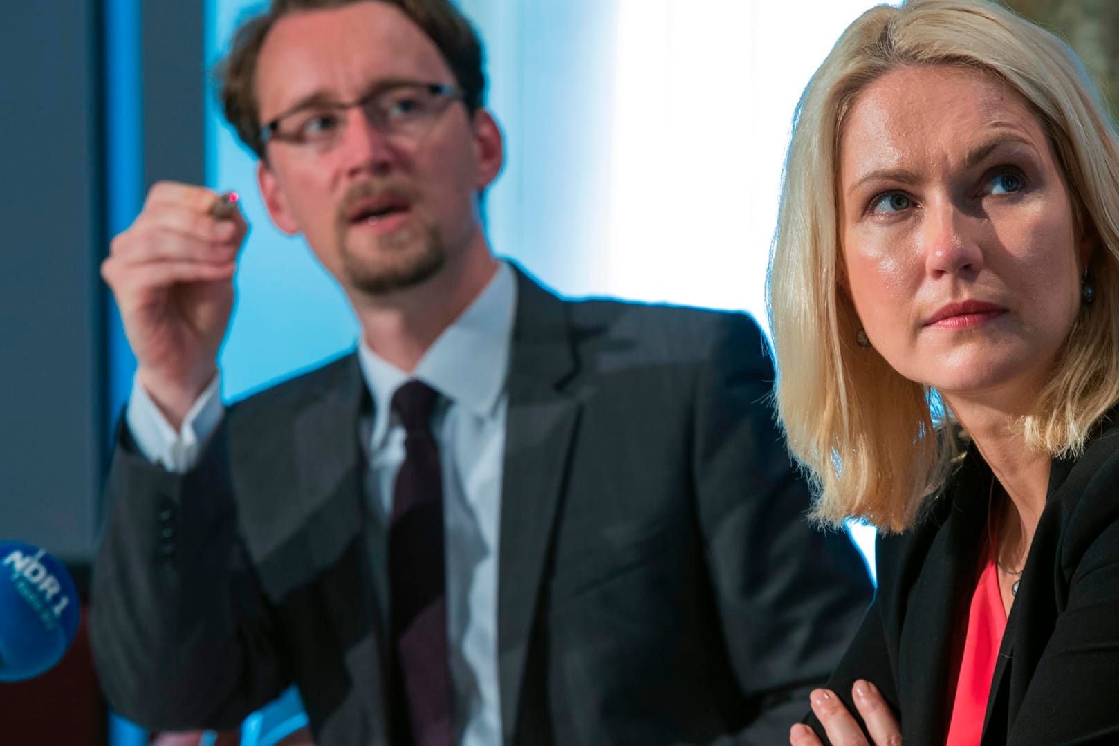 Der Finanzminister von Mecklenburg-Vorpommern, Mathias Brodkorb, neben Ministerpräsidentin Manuela Schwesig auf der Landespressekonferenz.