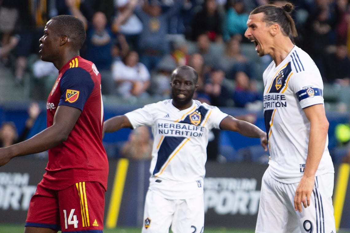 Zlatan Ibrahimovic brüllt nach seinem Siegtreffer in Richtung von Nedum Onuoha.