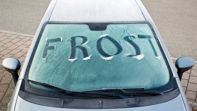 Sagt der Wetterbericht Frost voraus, kommen Autos mit Sommerreifen besser nicht zum Einsatz.