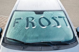 Sagt der Wetterbericht Frost voraus, kommen Autos mit Sommerreifen besser nicht zum Einsatz.