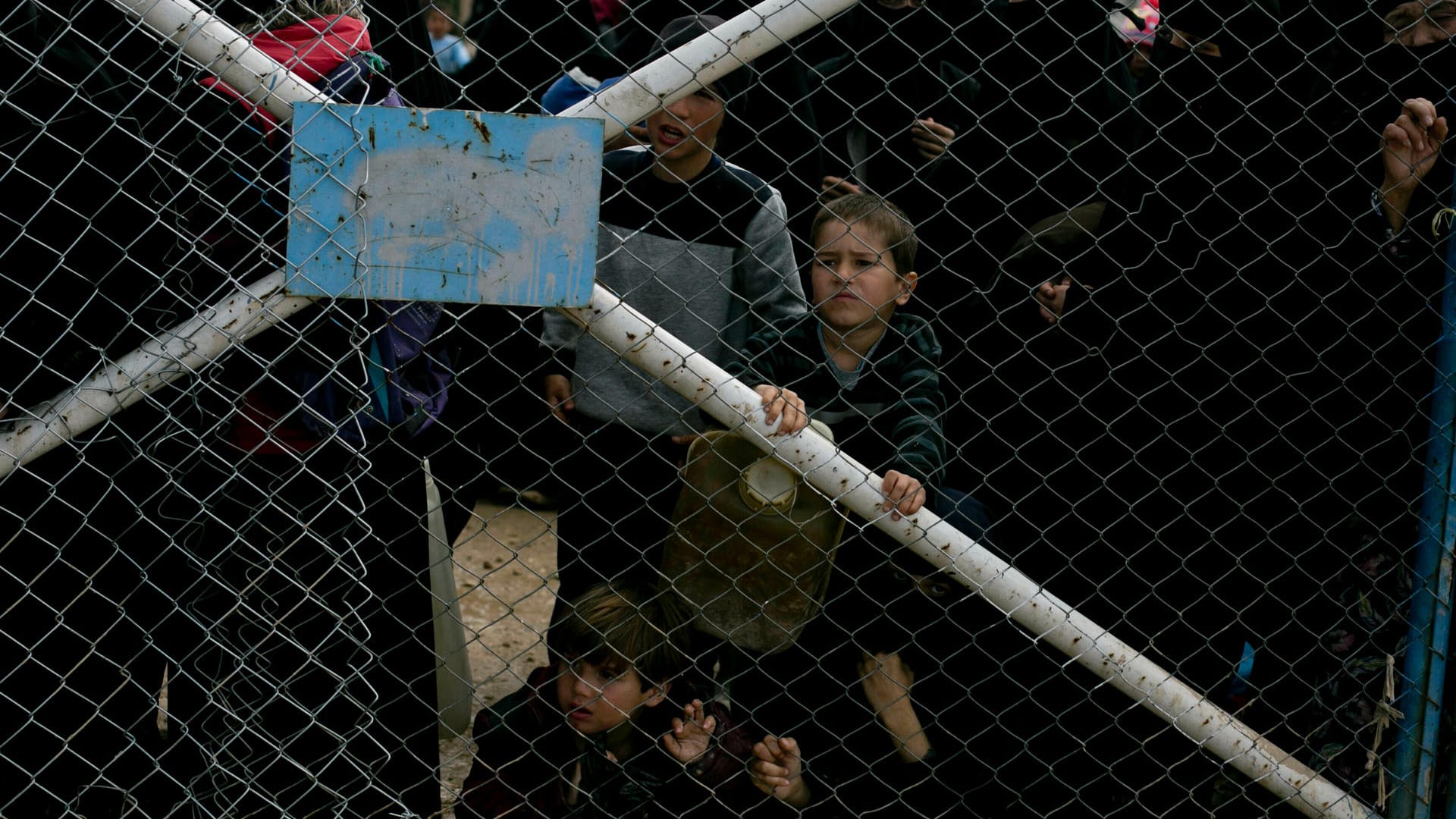 Kinder blicken von dem Tor ins al-Hul-Lager: Tausende IS-Kämpfer sind nach ihrer Aufgabe in Gefangenenlager gebracht worden, wo sie verhört werden. (Archivbild)