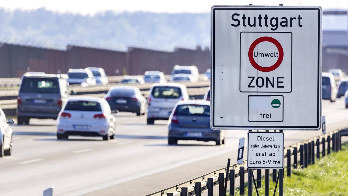 Umweltzone Stuttgart: Die Deutsche Umwelthilfe hat erneut die richterliche Anordnung von Fahrverboten erreicht.