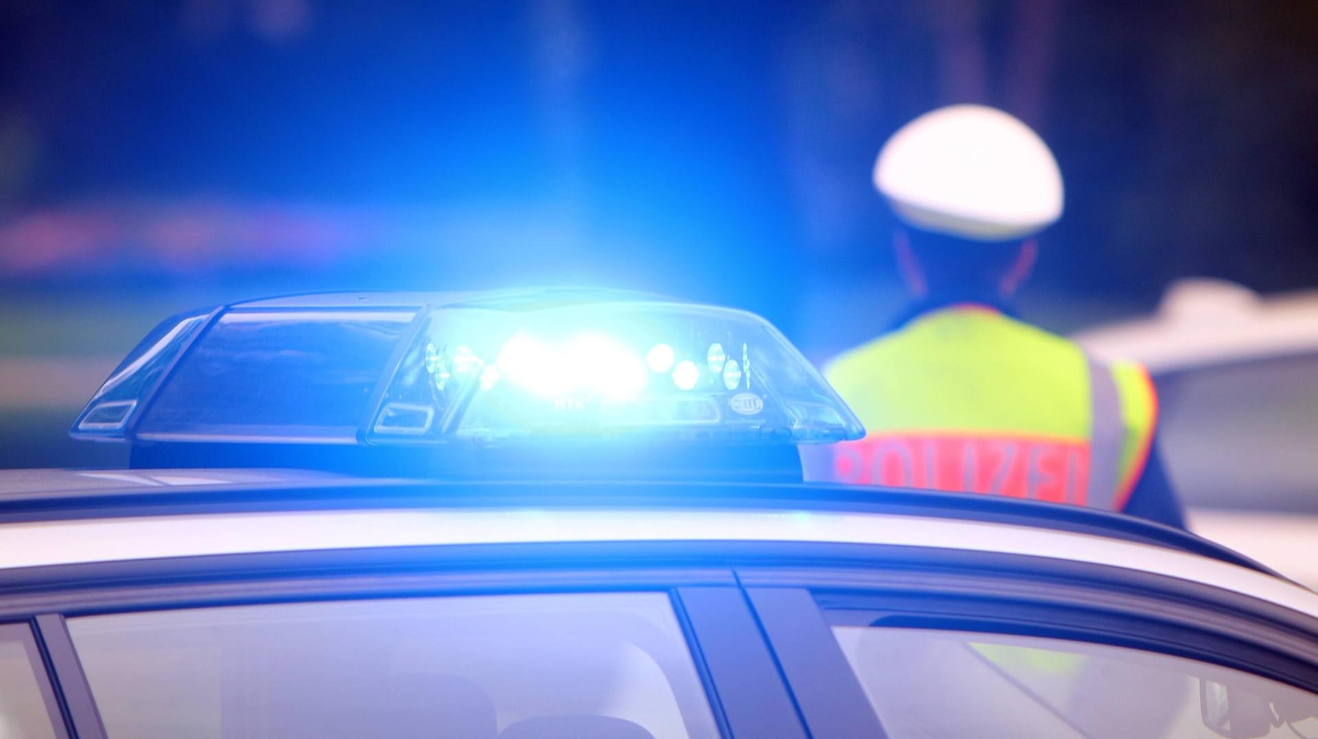 Polizist im Einsatz: Die Beamten konnten die Fahrzeuge in Hamm stoppen. (Symbolfoto)