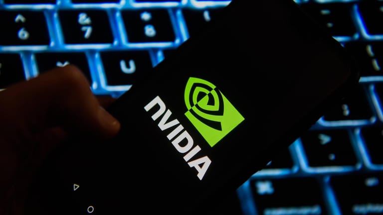 Das Logo von Nvidia auf einem Smartphone (Symbolbild): Nutzer klagen über hohe Prozessorauslastung nach einem Treiber-Update.