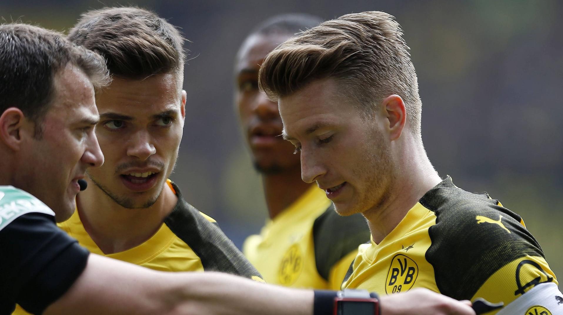 Platzverweis: BVB-Kapitän Marco Reus wird von Schiedsrichter Felix Zwayer in die Kabine geschickt.