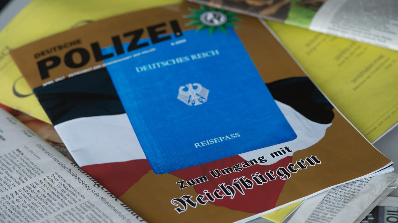 Ausgabe der Zeitschrift "Deutsche Polizei" über den Umgang mit Reichsbürgern: Der Verfassungsschutz beobachtet die Szene. (Archivbild)