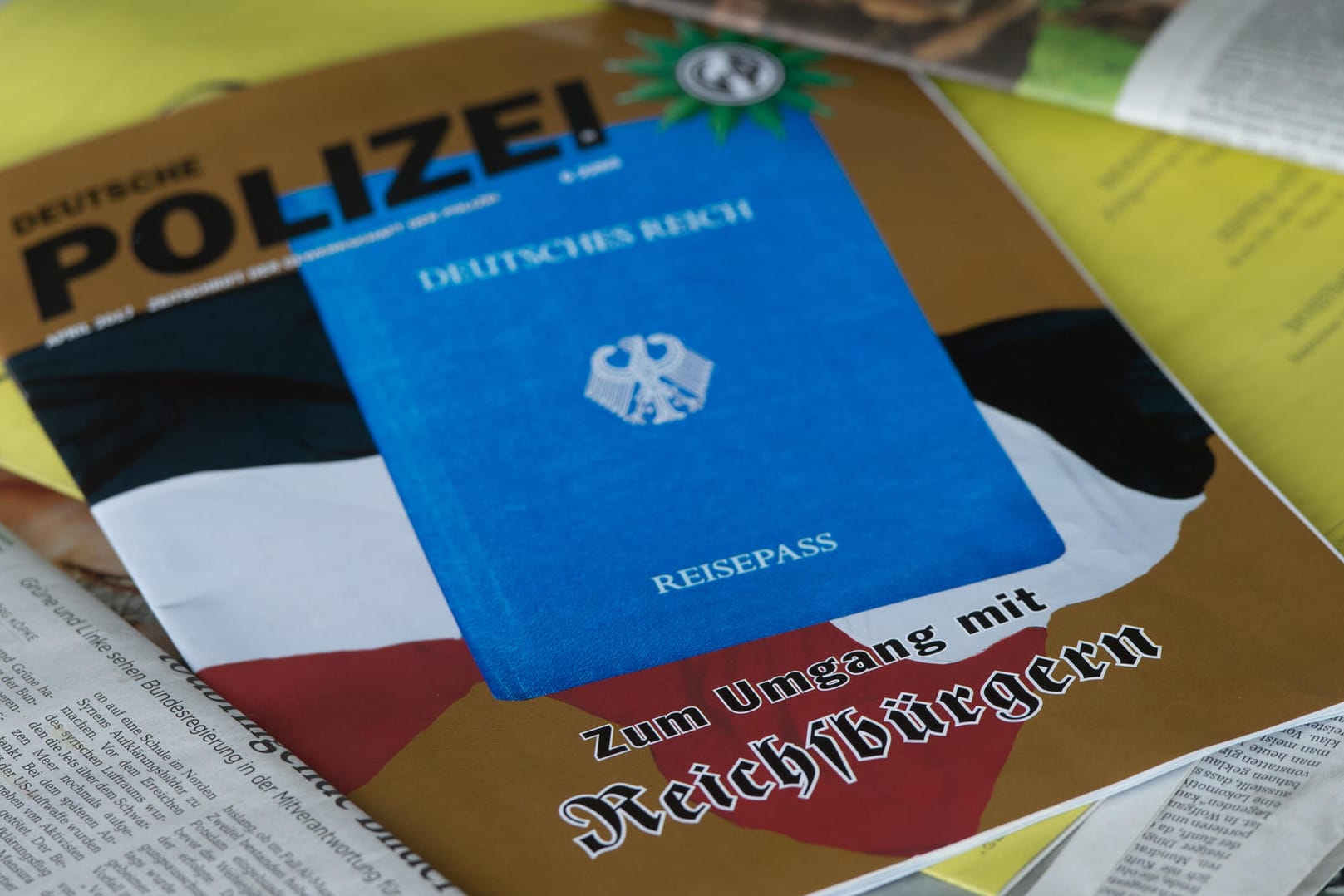 Ausgabe der Zeitschrift "Deutsche Polizei" über den Umgang mit Reichsbürgern: Der Verfassungsschutz beobachtet die Szene. (Archivbild)