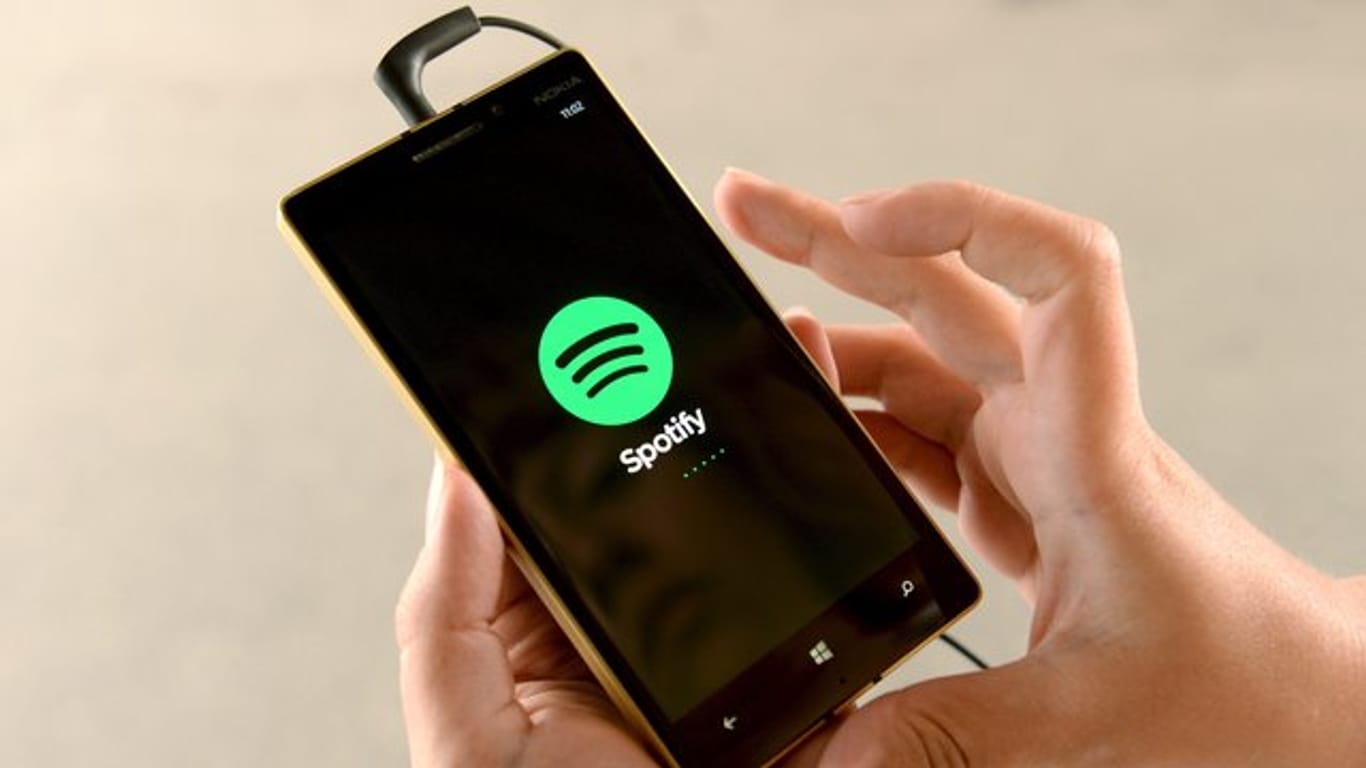 Spotify hatte zum Quartalsende 100 Millionen Abo-Kunden und zusammen mit der Gratis-Version insgesamt 217 Millionen monatlich aktive Nutzer.