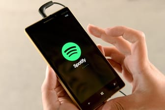 Spotify hatte zum Quartalsende 100 Millionen Abo-Kunden und zusammen mit der Gratis-Version insgesamt 217 Millionen monatlich aktive Nutzer.