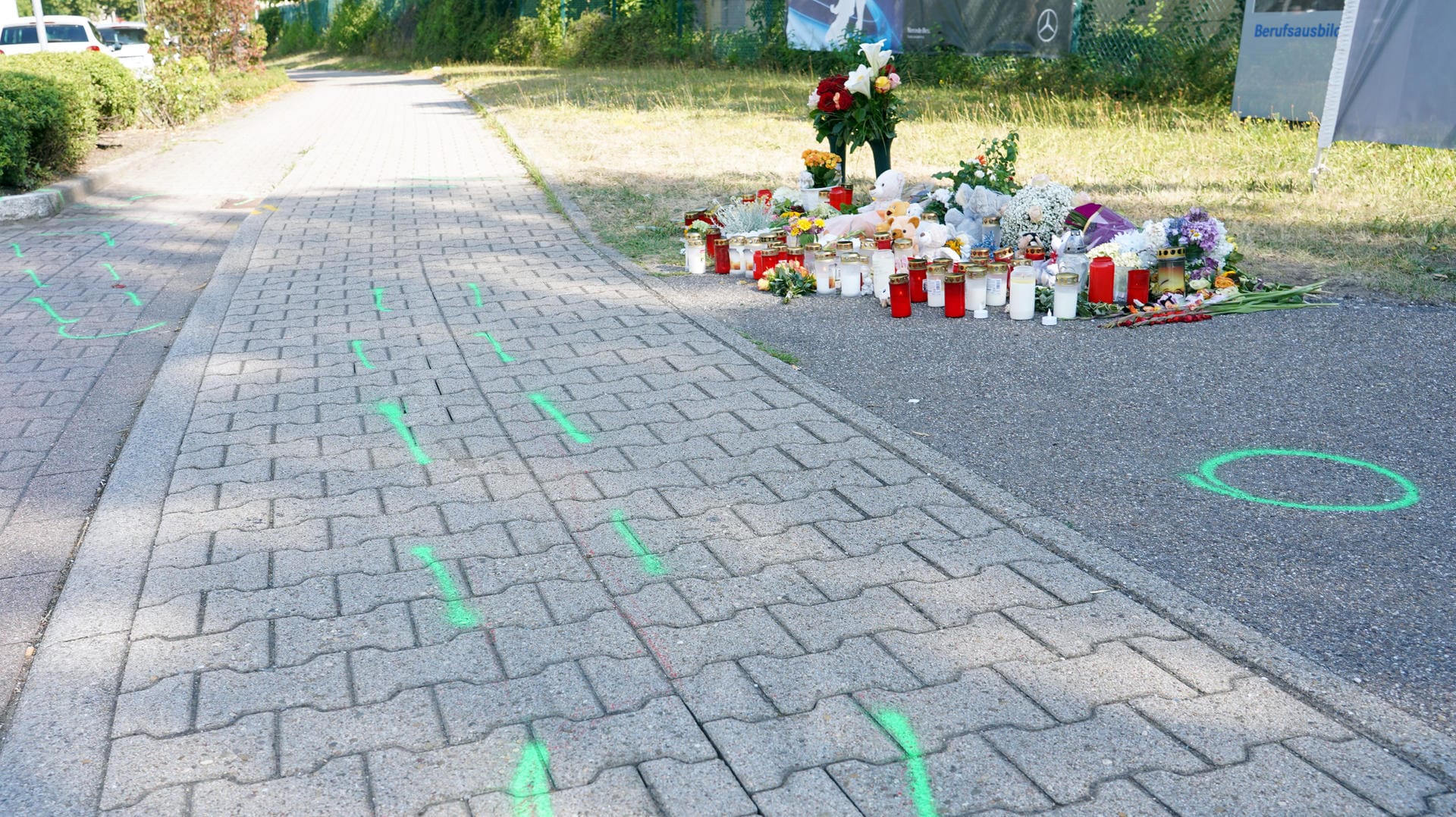 Teddybären, Kerzen und Blumen liegen an der Unfallstelle: Der Fahrer hatte die Überfahrenen hilflos am Unfallort zurückgelassen. (Archivbild)