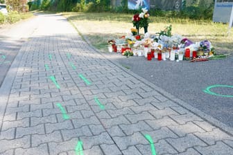Teddybären, Kerzen und Blumen liegen an der Unfallstelle: Der Fahrer hatte die Überfahrenen hilflos am Unfallort zurückgelassen. (Archivbild)