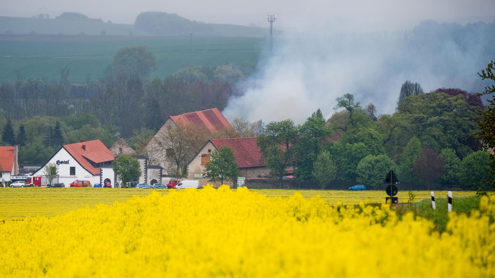 Rauchschwaden steigen bei dem Brand auf dem Klostergut Heiningen im Landkreis Wolfenbüttel auf: Ein Haus wurde stark beschädigt.