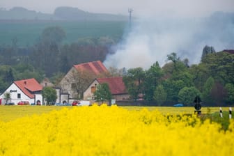 Rauchschwaden steigen bei dem Brand auf dem Klostergut Heiningen im Landkreis Wolfenbüttel auf: Ein Haus wurde stark beschädigt.