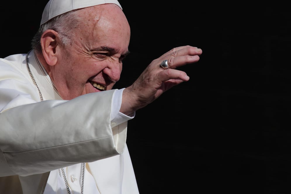 Franziskus: Bei einer Audienz im Vatikan hat der Heilige Vater Friseure ermahnt, sich nicht Klatsch und Tratsch hinzugeben. (Symbolfoto)