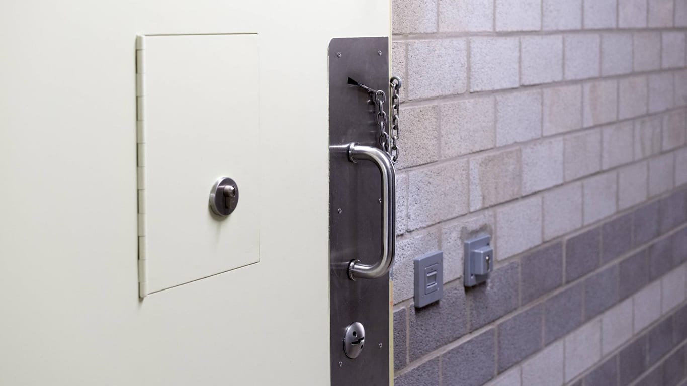 Eine Zellentür in einem Gefängnis: Das Gericht folgt mit seinem Urteil der Forderung der Staatsanwaltschaft. (Symbolbild)