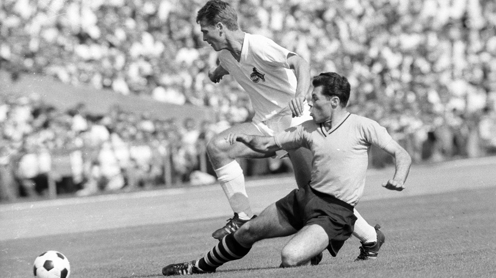 Lothar Geisler (r.) im Endspiel um die Deutsche Meisterschaft 1963: Der Titel mit dem BVB war sein größter Erfolg.