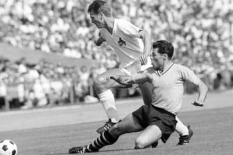 Lothar Geisler (r.) im Endspiel um die Deutsche Meisterschaft 1963: Der Titel mit dem BVB war sein größter Erfolg.