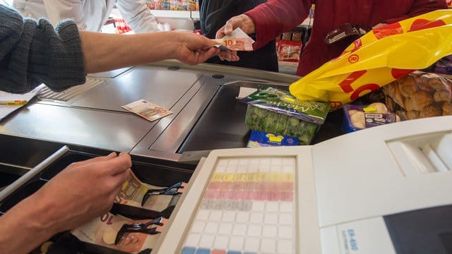 Arbeitslosengeld-Empfänger können sich einen Vorschuss von nun an auch an Supermarktkassen auszahlen lassen. Arbeitslosengeld-Empfänger können sich einen Vorschuss von nun an auch an Supermarktkassen auszahlen lassen.