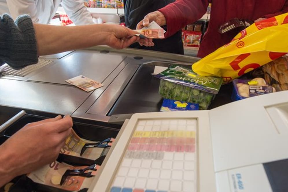 Arbeitslosengeld-Empfänger können sich einen Vorschuss von nun an auch an Supermarktkassen auszahlen lassen.