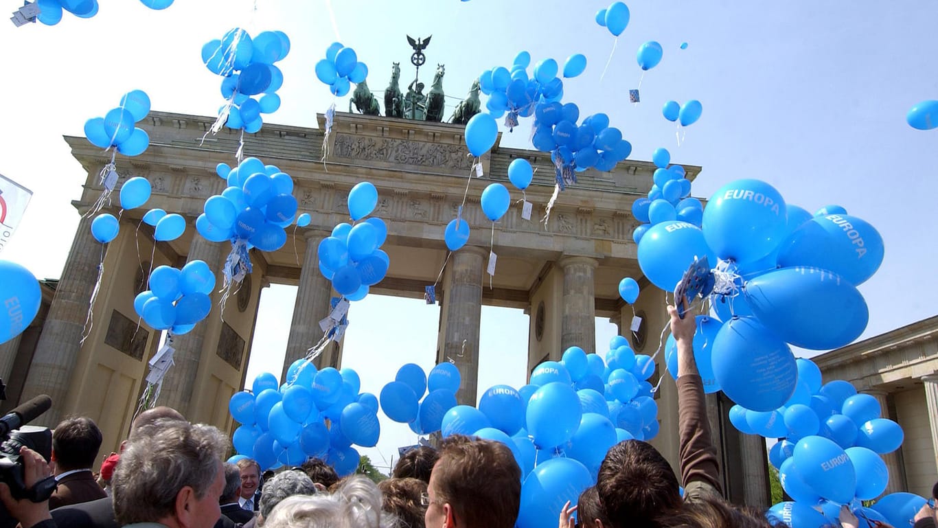 Europa-Begeisterung in Berlin: Am Brandenburger Tor stiegen 500 blaue "Europa-Luftballons", an denen Briefe befestigt sind, in den Himmel.