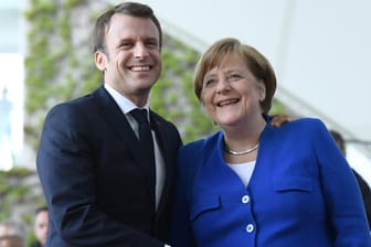 Kanzlerin Merkel trifft den französischen Präsidenten in Berlin.