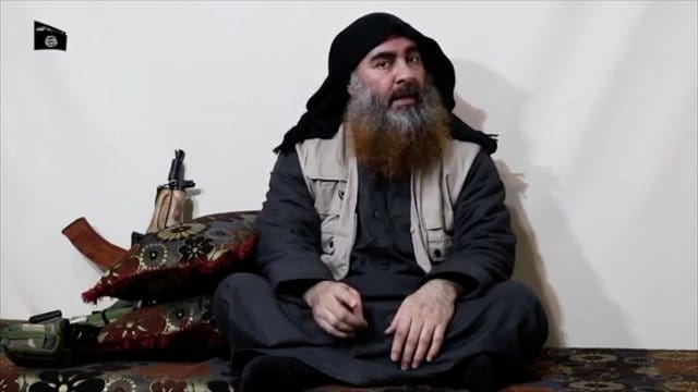 Screenshot des Videos, in dem IS-Chef Abu Bakr al-Bagdadi zum ersten Mal seit Jahren wieder zu sehen ist. Screenshot des Videos, in dem IS-Chef Abu Bakr al-Bagdadi zum ersten Mal seit Jahren wieder zu sehen ist.