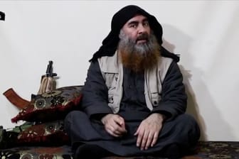 Screenshot des Videos, in dem IS-Chef Abu Bakr al-Bagdadi zum ersten Mal seit Jahren wieder zu sehen ist.