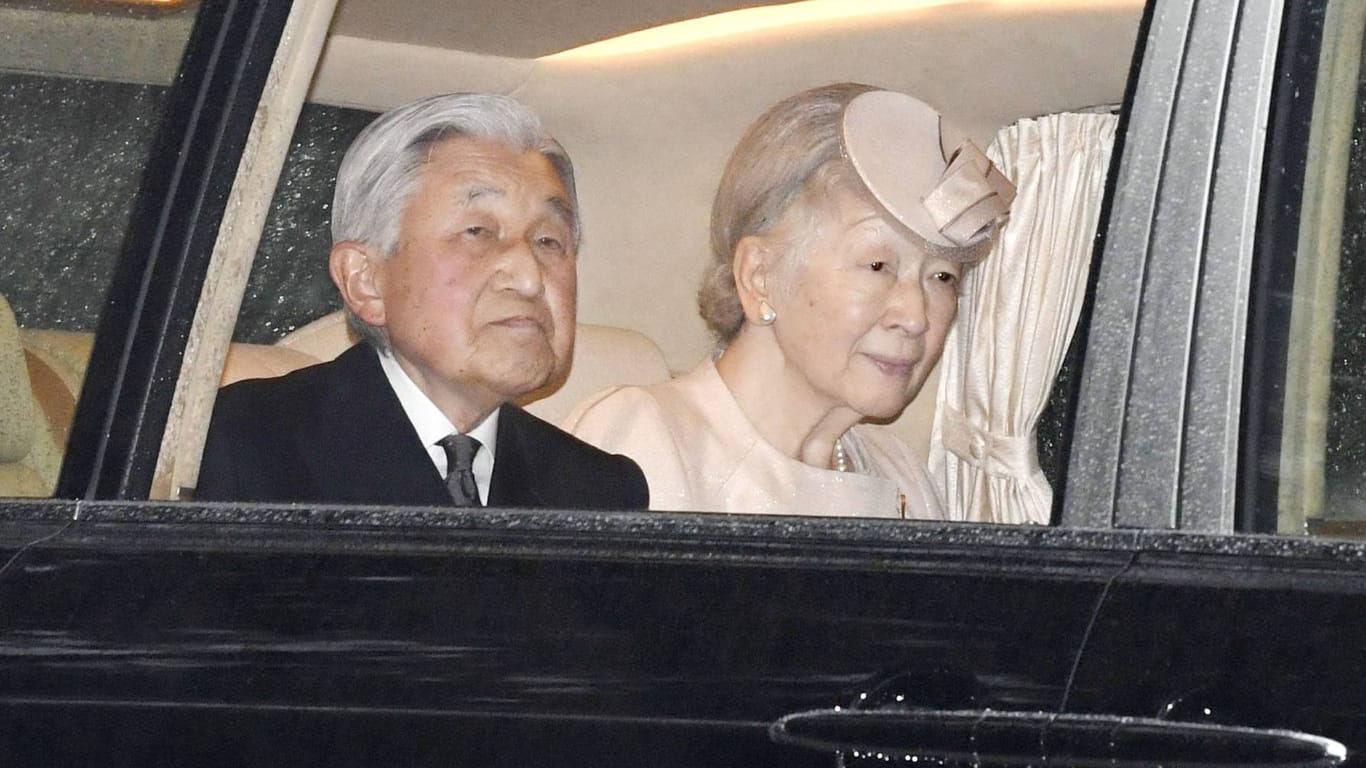 Japans Kaiser Akihito und seine Frau Michiko im Frühjahr 2017: Ab Mittwoch sind die beiden Privatpersonen. Akihito tritt als erster Kaiser seit über 200 Jahren zurück.