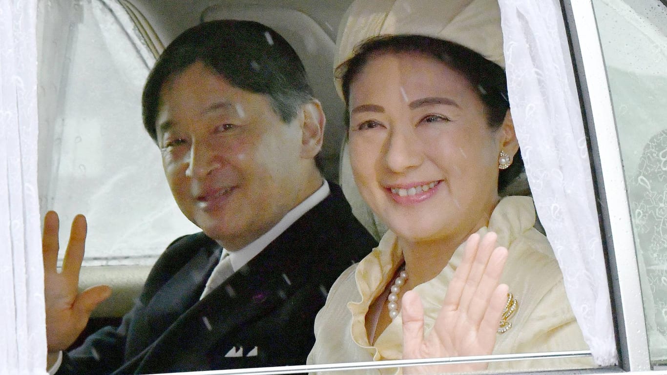 Kronrprinz Naruhito mit Kronprinzessin Masako: Beim 60. Hochzeitstag des Kaiserpaares präsentierten sich die beiden noch als Kronprinzenpaar – ab dem 1. Mai sitzt Naruhito auf dem Thron.