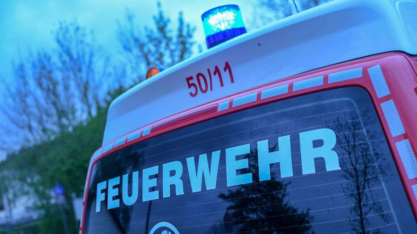 Ein Feuerwehr-Fahrzeug im Einsatz: Im brandenburgischen Luckenwalde ist eine Industriehalle eingestürzt.