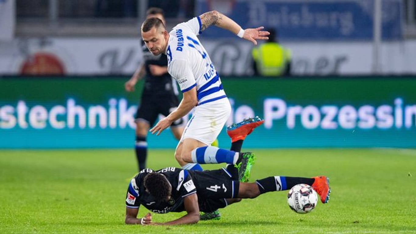 Bielefelds Anderson Lucoqui (unten) versucht MSV-Torschütze Stanislav Iljutcenko vom Ball zu trennen.