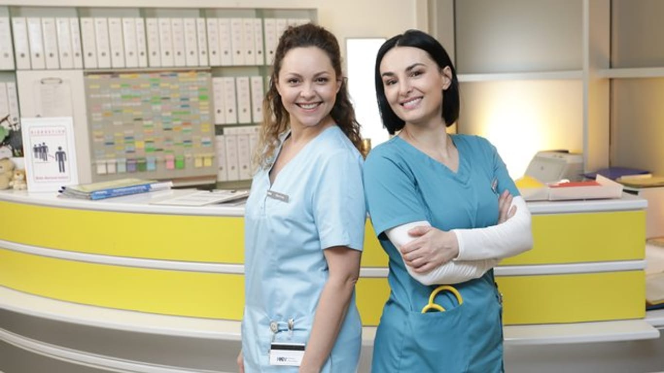 Ines Quermann (l) und Mimi Fiedler bei den Dreharbeiten zur RTL-Medical-Serie "Nachtschwestern".