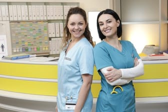 Ines Quermann (l) und Mimi Fiedler bei den Dreharbeiten zur RTL-Medical-Serie "Nachtschwestern".