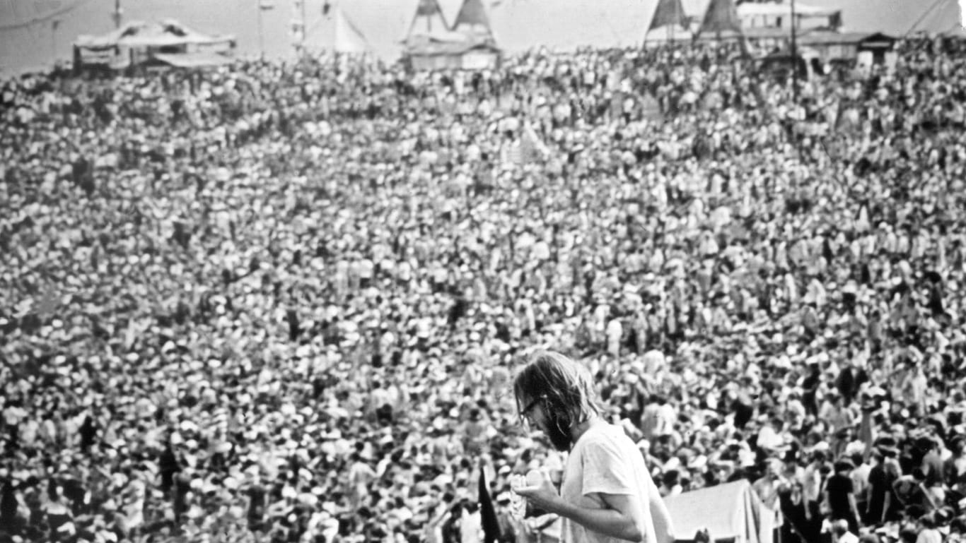 Zahlreiche Besucher des legendären Rock-Festivals "Woodstock" in Bethel: Die Neuauflage des Konzerts "Woodstock 50" ist abgesagt worden.