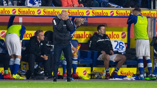 Duisburgs Trainer Torsten Lieberknecht steht beim Spiel gegen Bielefeld an der Trainerbank und schlägt die Hände vor das Gesicht. Duisburgs Trainer Torsten Lieberknecht steht beim Spiel gegen Bielefeld an der Trainerbank und schlägt die Hände vor das Gesicht.