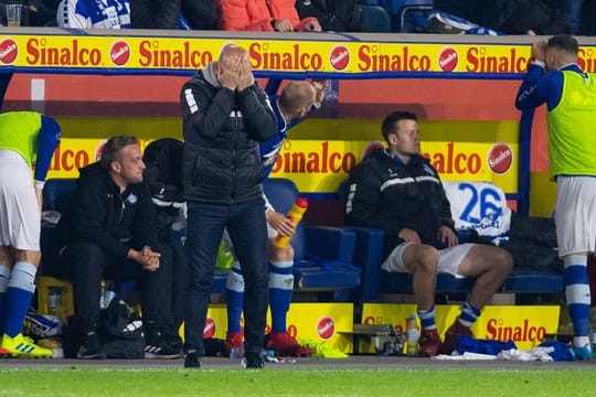 Duisburgs Trainer Torsten Lieberknecht steht beim Spiel gegen Bielefeld an der Trainerbank und schlägt die Hände vor das Gesicht.