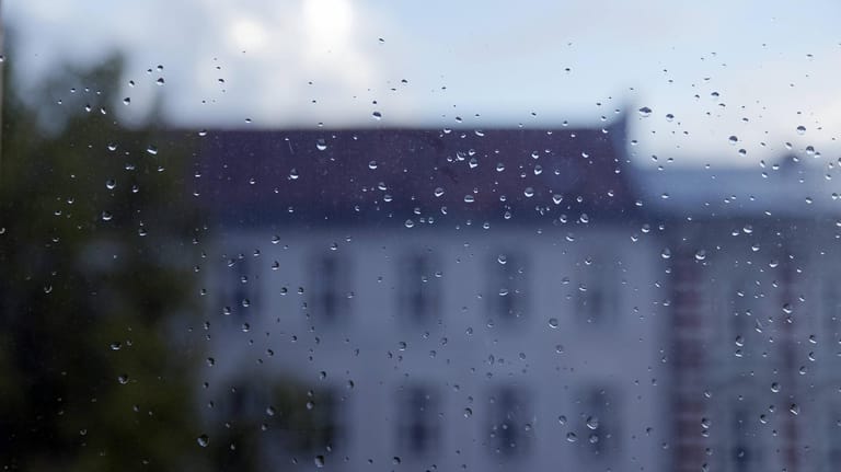 Regentropfen: Eine Regenwasseraufbereitungsanlage sammelt Regen von der Dachfläche und bereitet ihn für den Haushalt auf.