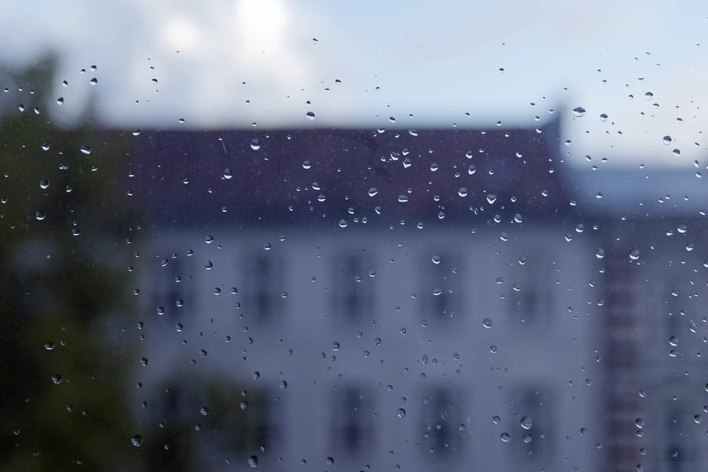 Regentropfen: Eine Regenwasseraufbereitungsanlage sammelt Regen von der Dachfläche und bereitet ihn für den Haushalt auf.