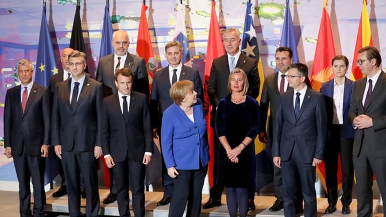 Angela Merkel und Emmanuel Macron beim Gruppenfoto mit Teilnehmern der Balkan-Konferenz im Kanzleramt.